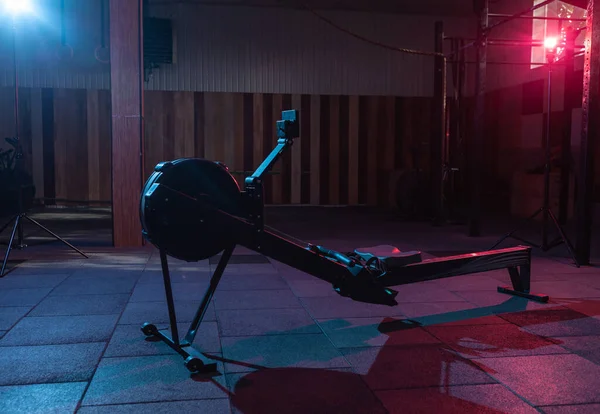 Kırmızı neon eğimli ışıkta kürek çekme simülasyonu makinesi