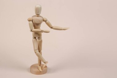 Tahta kukla mankeni, bej arkaplan üzerine yazdığınız metin için boş alanda yer gösteriyor. Boşluğu kopyala