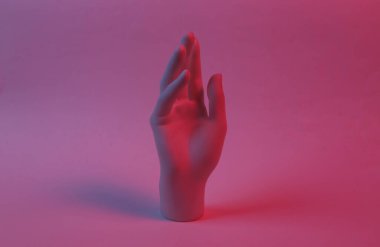 Manken eli kırmızı-mavi neon ışıkta.