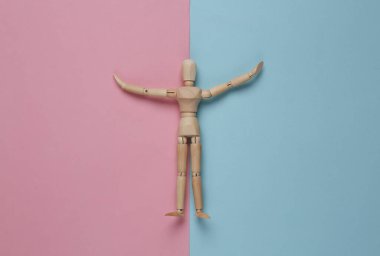 Pembe arka planda mutlu ahşap kukla mankeni. Üst görünüm