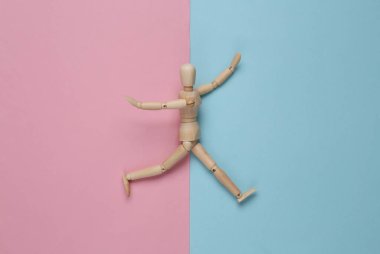 Pembe arka planda mutlu ahşap kukla mankeni. Üst görünüm