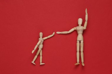 Çak bakalım. Kırmızı arka planda iki tahta kukla. Üst görünüm