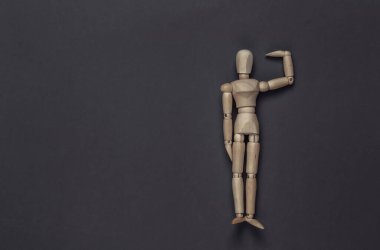 Evet, efendim! Gri arka planda tahta kukla mankeni