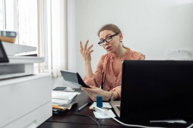 Ofis çalışanı, iş kadını, iş yerindeki hesap makineli kadın.