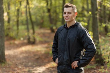 Ormanda hareketli neşeli bir adamın portresi.