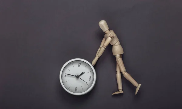Marionnette Bois Avec Horloge Sur Fond Gris — Photo