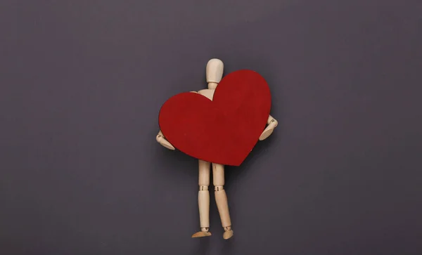 Holzpuppe Schaufensterpuppe Mit Rotem Herz Auf Grauem Hintergrund — Stockfoto