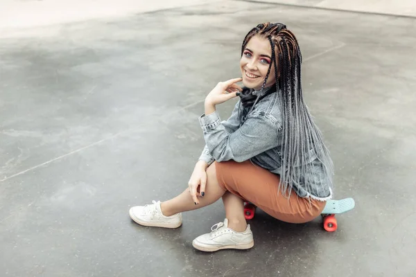 Patinador Milenar Feminino Extraordinário Com Maquiagem Colorida Tranças Africanas Parque — Fotografia de Stock