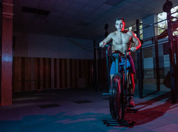 Muskelprotz Training Auf Dem Airbike Rot Blauem Neonlicht Cross Training — Stockfoto