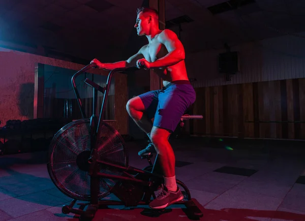 Muskelprotz Training Auf Dem Airbike Rot Blauem Neonlicht Cross Training — Stockfoto