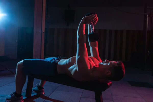 Kas yığını, halterli, kırmızı-mavi renkte, koyu renk, mavi renkte, salona uygun.