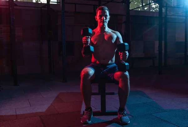 Muskelkräftiges Männertraining Mit Kurzhanteln Rot Blauem Steigungslicht Dunkler Cross Fit — Stockfoto