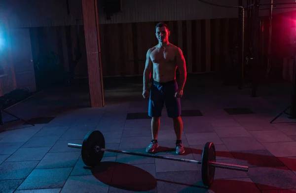 Spierkrachtige Man Lange Halter Rood Blauw Neon Licht Een Crosstrainer — Stockfoto