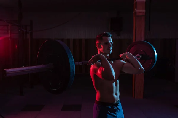 Exercício Através Elevação Pesos Ginásio Escuro Cross Training Homem Poderoso — Fotografia de Stock