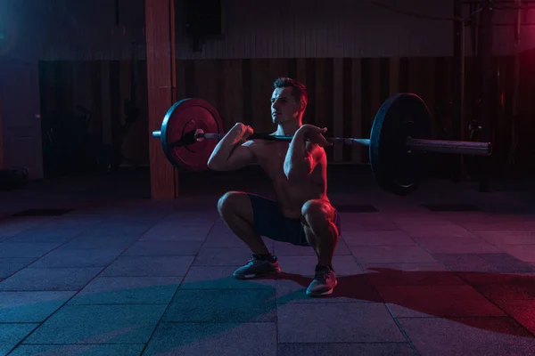 Trainieren Durch Hanteln Einer Crosslaufhalle Muskulöser Kräftiger Mann Mit Schwerer — Stockfoto