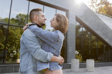 Şehir merkezindeki genç, çekici, modern, şık çift.