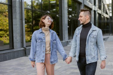 Şehir merkezindeki genç, çekici, modern, şık çift.