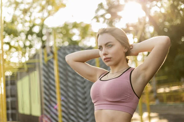 Retrato Una Joven Mujer Delgada Forma Propósito Campo Deportes Día — Foto de Stock