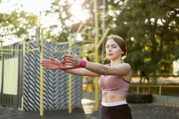 Fit Szczupła Kobieta Trenuje Rękę Gumkami Fitness Boisku Sportowym — Zdjęcie stockowe