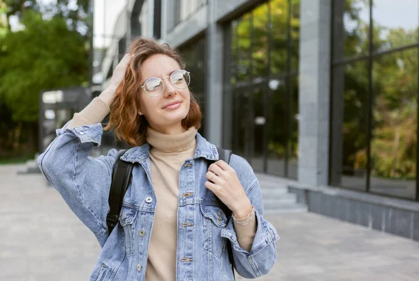 Moderna Jovem Estudante Mulher Elegante Jaqueta Jeans Mochila Livre — Fotografia de Stock