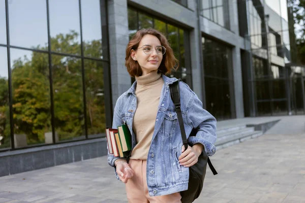 Estudante Mulher Atraente Moderno Roupas Elegantes Com Pilha Livros Mochila — Fotografia de Stock