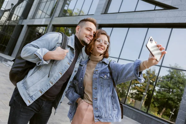 Beberapa Mahasiswa Hipster Lucu Mengambil Selfie Pada Smartphone Kota — Stok Foto