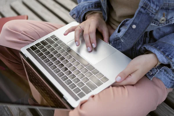 Жінка Використовує Ноутбук Відкритому Повітрі — стокове фото