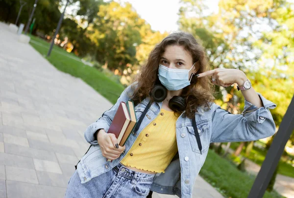 Estudiante Cabello Rizado Con Máscara Médica Facial Sosteniendo Una Pila — Foto de Stock