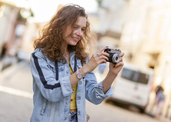 Cheerful Curly Hair Woman Tourist Retro Camera Walking City Street — Stock Photo, Image