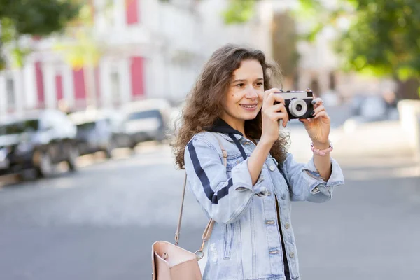 Allegro Riccio Turista Donna Capelli Con Fotocamera Retrò Passeggiando Lungo — Foto Stock