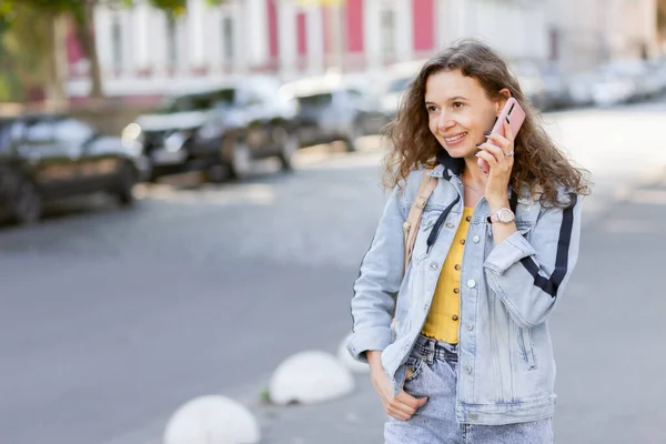 Wanita Rambut Keriting Ceria Dengan Jaket Denim Berbicara Telepon Pada — Stok Foto
