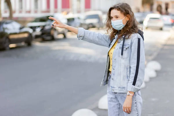 Cabelo Encaracolado Mulher Máscara Facial Pega Carro Cidade Dia Ensolarado — Fotografia de Stock