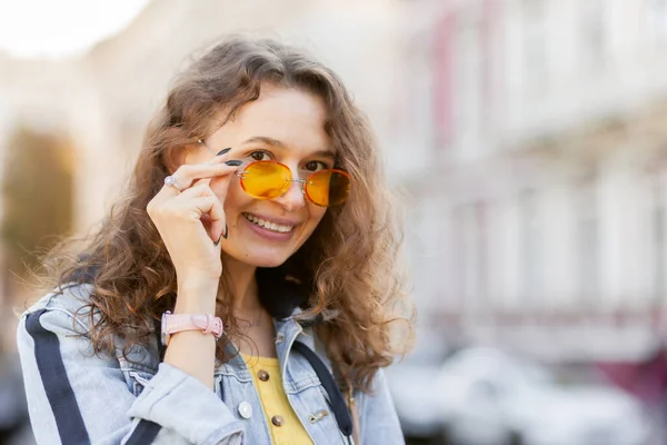Wanita Rambut Keriting Paruh Baya Yang Menarik Dengan Kacamata Kuning — Stok Foto