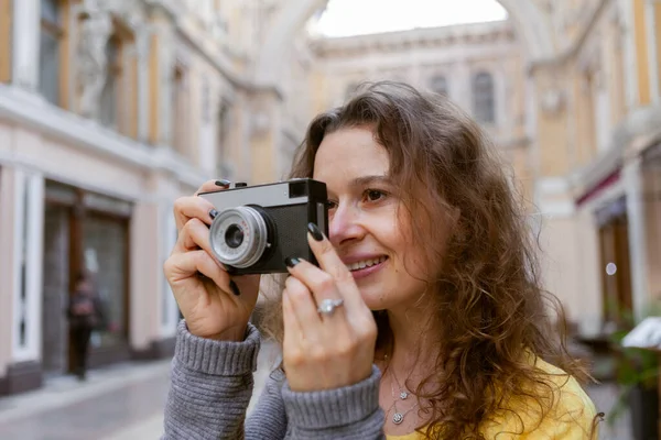 Veselé Kudrnaté Vlasy Žena Turista Retro Kamerou Městě Cestovní Koncept — Stock fotografie