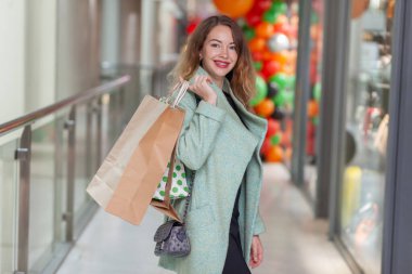 Neşeli gülümseyen kıvırcık hai