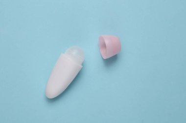 Mavi arka planda terleme önleyici. Üst görünüm