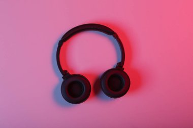 Kırmızı mavi ışıklı siyah kablosuz müzik kulaklığı.