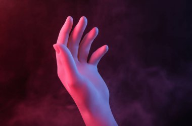 Manken El yoğun dumanın içinde kırmızı-mavi neon ışıkla.