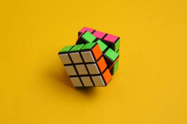 Odessa / Ukrayna - 1 Aralık 2020: Sarı arkaplanda Rubik küpü