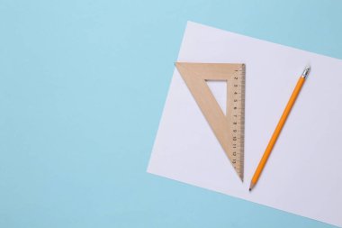 Cetvel kalem ve mavi arkaplanda bir kağıt parçası