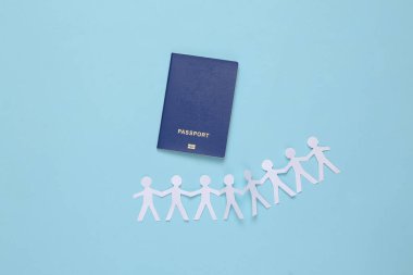 Kağıt kesiği insanlar zinciri ve mavi arka planda pasaport.