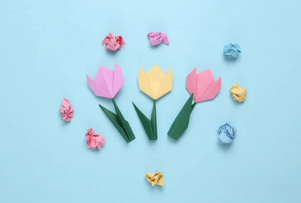 Origami Tulipany Kwiaty Pogniecione Kulki Papieru Niebieskim Tle — Zdjęcie stockowe