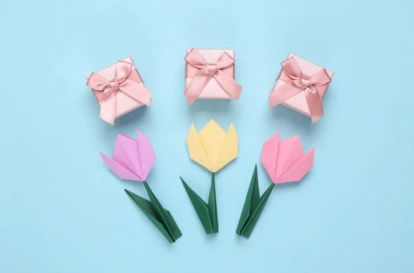 Handgemaakte Origami Tulpen Geschenkdoosjes Blauwe Achtergrond Maart Damesdagconcept Bovenaanzicht Minimalisme — Stockfoto