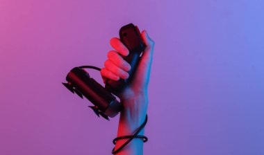 Eller, mavi-kırmızı neon eğimli ışıkta retro joystick 'i tutuyor. Eski oyun. 80 'lerin retro dalgası. Minimalizm