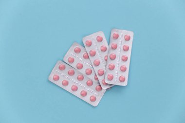 Mavi arka planda hapların kabarcıkları. Üst görünüm