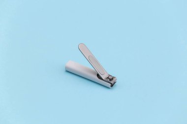 Mavi arka planda tırnak makasları.