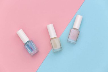 Mavi arka planda tırnak cilası şişesi. Güzellik konsepti. Üst görünüm