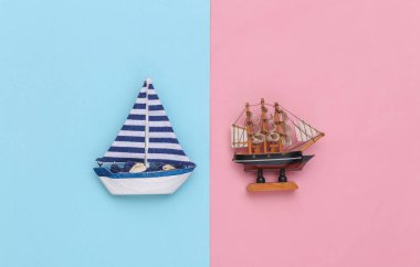 Mavi pembe arka planda yelkenli ve gemi. Minimalizm seyahat konsepti. Üst Manzara. Düz yatıyordu