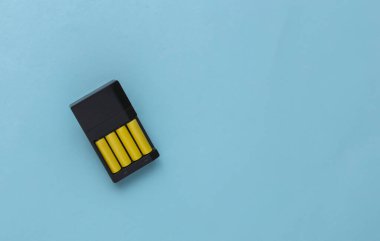 Şarj aleti, mavi arka planda batarya tipi. Üst Manzara. Boşluğu kopyala