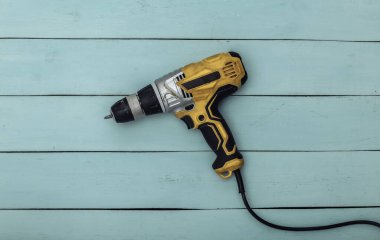 Mavi ahşap arka planda eski matkap tornavida. Üst görünüm